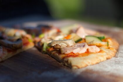 découvrez la magie de la pizza maison avec notre recette facile et savoureuse ! préparez votre pâte, choisissez vos garnitures préférées et savourez une pizza délicieuse, faite avec amour. parfaite pour vos soirées en famille ou entre amis.