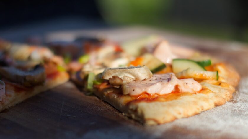 découvrez la magie de la pizza maison avec notre recette facile et savoureuse ! préparez votre pâte, choisissez vos garnitures préférées et savourez une pizza délicieuse, faite avec amour. parfaite pour vos soirées en famille ou entre amis.
