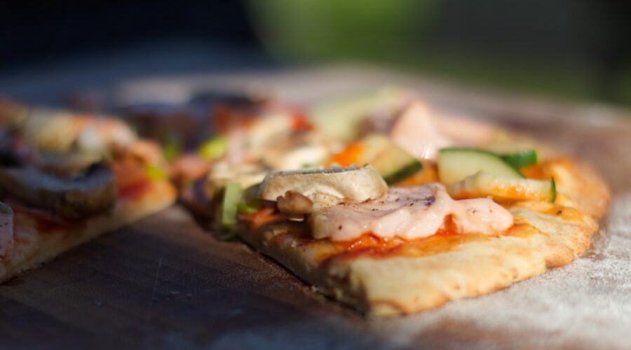 découvrez la magie de la pizza maison avec notre recette facile et savoureuse ! préparez votre pâte, choisissez vos garnitures préférées et savourez une pizza délicieuse, faite avec amour. parfaite pour vos soirées en famille ou entre amis.