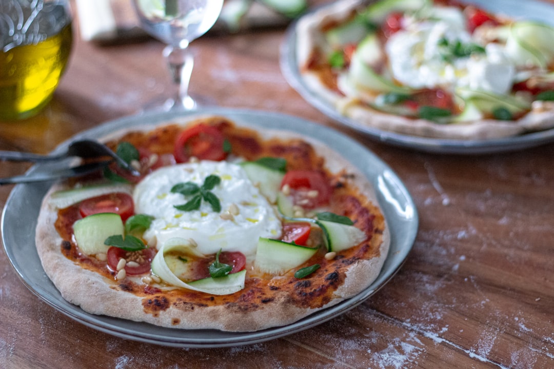 découvrez la délicieuse recette de notre pizza maison ! préparez facilement une pâte croustillante, garnie de vos ingrédients préférés et cuite à la perfection pour un repas convivial et savoureux. idéale pour les soirées entre amis ou en famille.