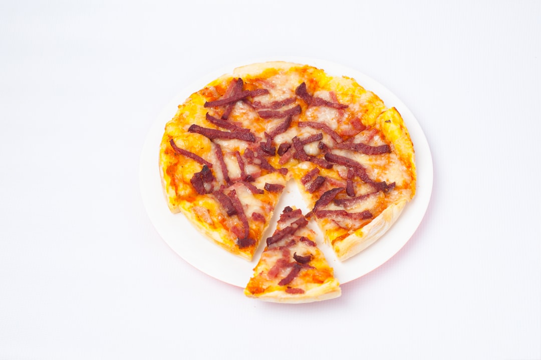 découvrez la recette parfaite de la pizza maison ! facile à réaliser, savoureuse et personnalisable selon vos envies, cette pizza faite maison ravira vos papilles et celles de vos convives. préparez la pâte, ajoutez vos ingrédients préférés et savourez un moment convivial autour d'une délicieuse pizza réussie.