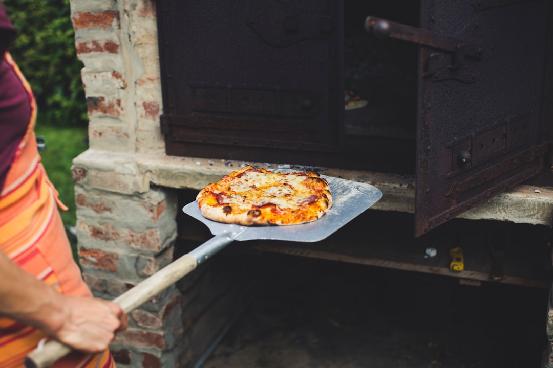 découvrez des recettes de pizza maison délicieuses et faciles à préparer, avec des ingrédients frais et des astuces pour une pâte parfaite. régalez vos proches avec des créations personnalisées et savoureuses qui éveilleront vos papilles !