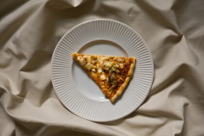 découvrez la vraie saveur de l'italie avec notre recette de pizza maison. apprenez à préparer une pâte parfaite et choisissez vos garnitures préférées pour un plat savoureux et convivial à partager en famille ou entre amis.