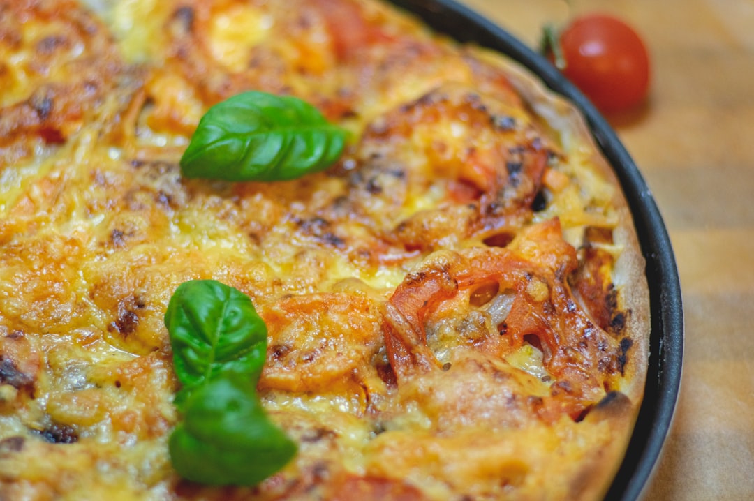 découvrez la magie de la pizza faite maison ! apprenez à préparer des recettes délicieuses avec des ingrédients frais et savoureux. que vous soyez amateur de pâte fine ou épaisse, nos astuces et conseils vous aideront à réaliser la pizza parfaite, idéale pour vos soirées entre amis ou en famille.