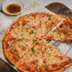 découvrez la recette parfaite de notre pizza maison, élaborée avec des ingrédients frais et savoureux. apprenez à préparer une pâte croustillante et garnissez-la selon vos envies pour une expérience culinaire inoubliable.