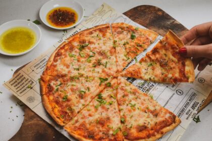 découvrez la recette parfaite de notre pizza maison, élaborée avec des ingrédients frais et savoureux. apprenez à préparer une pâte croustillante et garnissez-la selon vos envies pour une expérience culinaire inoubliable.