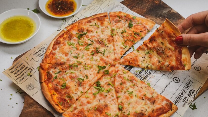 découvrez la recette parfaite de notre pizza maison, élaborée avec des ingrédients frais et savoureux. apprenez à préparer une pâte croustillante et garnissez-la selon vos envies pour une expérience culinaire inoubliable.