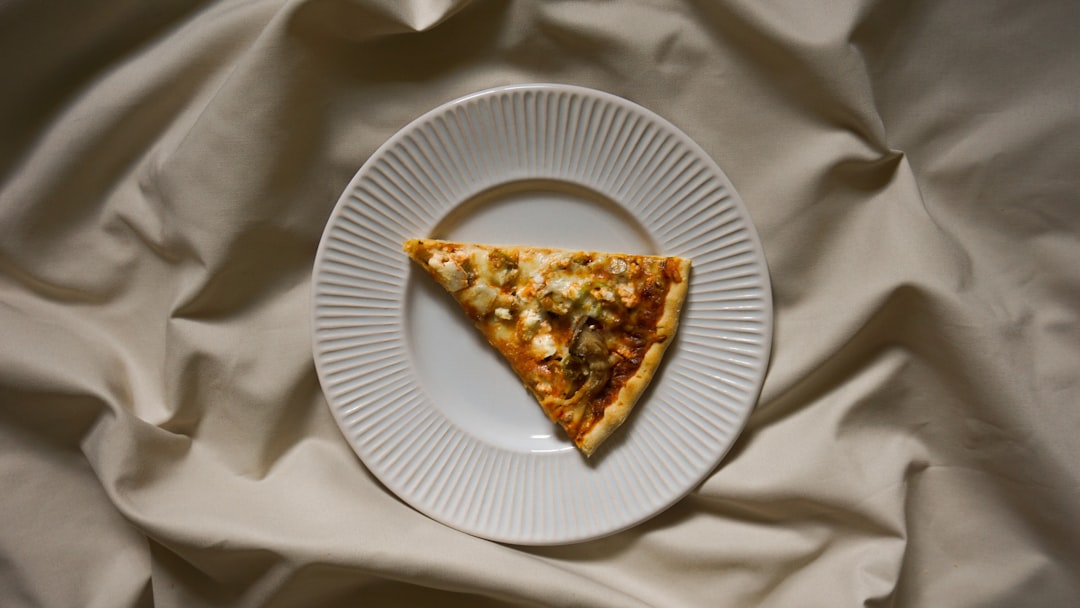 découvrez notre recette de pizza maison facile à réaliser. apprenez à préparer une délicieuse pâte à pizza et garnissez-la avec vos ingrédients préférés pour un repas convivial et savoureux.