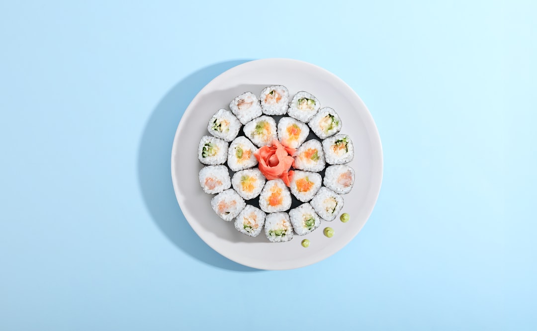 découvrez l'art de préparer des sushis faits maison, avec des recettes simples et des astuces pour réaliser des rouleaux savoureux et authentiques. apprenez à choisir les bons ingrédients et à maîtriser les techniques de roulage pour impressionner vos proches !