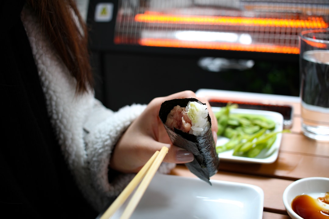 découvrez la magie du sushi fait maison avec nos recettes simples et délicieuses. apprenez à préparer vos propres rouleaux de sushi et à impressionner vos amis et votre famille avec vos talents culinaires. idéal pour toutes les occasions, grab your sushi mat et commencez votre aventure culinaire dès aujourd'hui!