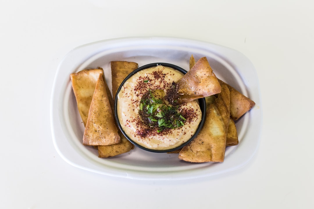 découvrez l'irrésistible saveur du hummus, une délicieuse pâte à base de pois chiches, idéale comme tartinade ou accompagnement. parfait pour vos apéros, repas légers ou en tant que collation saine, le hummus se décline en plusieurs variétés pour séduire toutes les papilles.