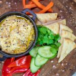 découvrez la recette parfaite du hummus, une délicieuse purée de pois chiches aux notes parfumées de tahini, d'ail et de citron. idéal comme apéritif ou accompagnement, apprenez à le préparer facilement et à le servir avec des légumes frais ou du pain pita.