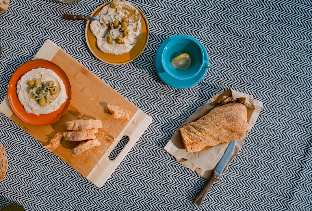 découvrez la recette crémeuse et délicieuse du hummus, un plat méditerranéen à base de pois chiches, idéal en apéritif ou en accompagnement. parfait pour toutes les occasions, apprenez à le préparer facilement chez vous!