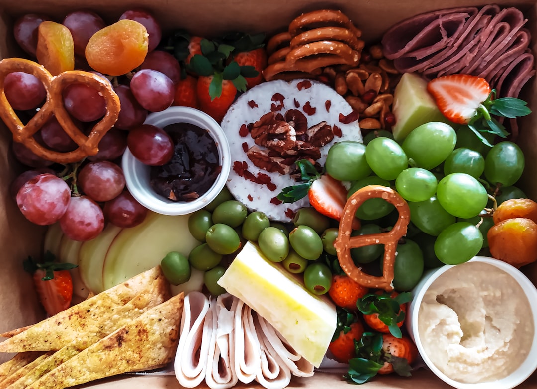 découvrez notre recette d'hummus onctueux et savoureux, parfait pour vos apéritifs ou vos repas équilibrés. facile à réaliser avec des ingrédients simples, cet accompagnement végétal est riche en protéines et en saveurs. idéal à déguster avec des légumes frais ou du pain pita.