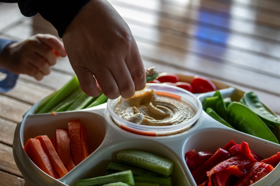 découvrez notre délicieuse recette de hummus, un plat traditionnel méditerranéen à base de pois chiches, de tahini, d'ail et de citron. facile à préparer, cette tartinade crémeuse est parfaite pour accompagner des légumes, des pains pita ou comme apéritif savoureux. régalez vos amis et votre famille avec cette option saine et gourmande!