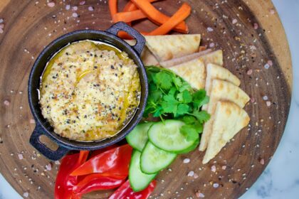 découvrez la recette parfaite du hummus, une délicieuse purée de pois chiches aux notes parfumées de tahini, d'ail et de citron. idéal comme apéritif ou accompagnement, apprenez à le préparer facilement et à le servir avec des légumes frais ou du pain pita.