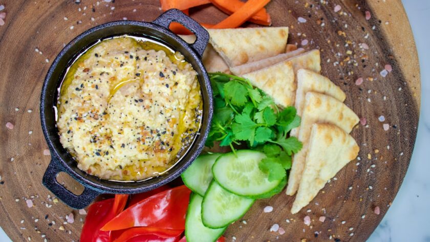 découvrez la recette parfaite du hummus, une délicieuse purée de pois chiches aux notes parfumées de tahini, d'ail et de citron. idéal comme apéritif ou accompagnement, apprenez à le préparer facilement et à le servir avec des légumes frais ou du pain pita.