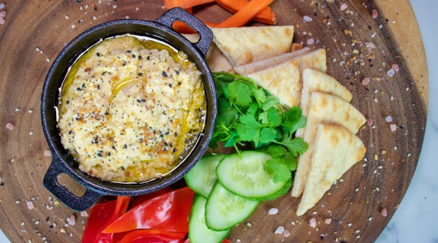découvrez la recette parfaite du hummus, une délicieuse purée de pois chiches aux notes parfumées de tahini, d'ail et de citron. idéal comme apéritif ou accompagnement, apprenez à le préparer facilement et à le servir avec des légumes frais ou du pain pita.