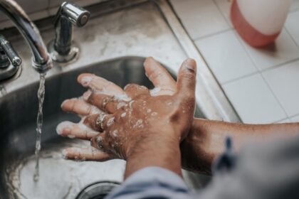 découvrez l'importance de l'hygiène au quotidien pour préserver sa santé et son bien-être. apprenez des conseils pratiques sur les gestes essentiels à adopter pour une hygiène optimale dans votre vie quotidienne.