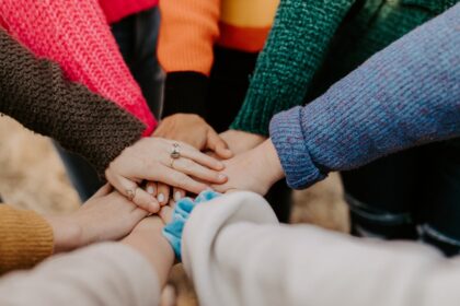 découvrez comment l'inclusion favorise la diversité et l'égalité dans la société. explorez des initiatives inspirantes et des stratégies efficaces pour créer un environnement où chacun se sent valorisé et intégré.