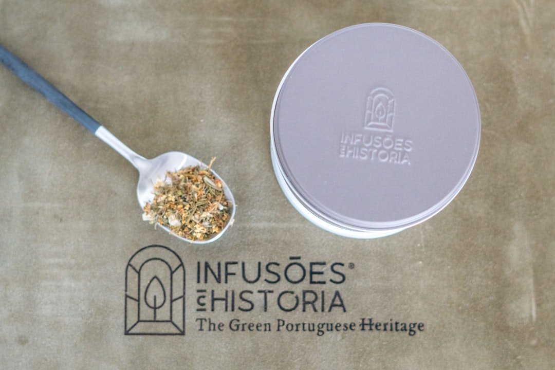 découvrez l'univers des infusions : des mélanges aromatiques de plantes, fruits et fleurs pour un moment de détente et de bien-être. explorez nos recettes et bienfaits des infusions pour une pause douce et revitalisante.