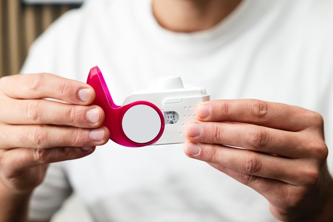 découvrez l'inhalation, une technique respiratoire utilisée pour traiter diverses affections respiratoires. apprenez comment elle fonctionne, ses bienfaits et les différentes méthodes d'inhalation disponibles pour améliorer votre bien-être. informez-vous sur les indications et précautions à prendre pour une inhalation efficace.