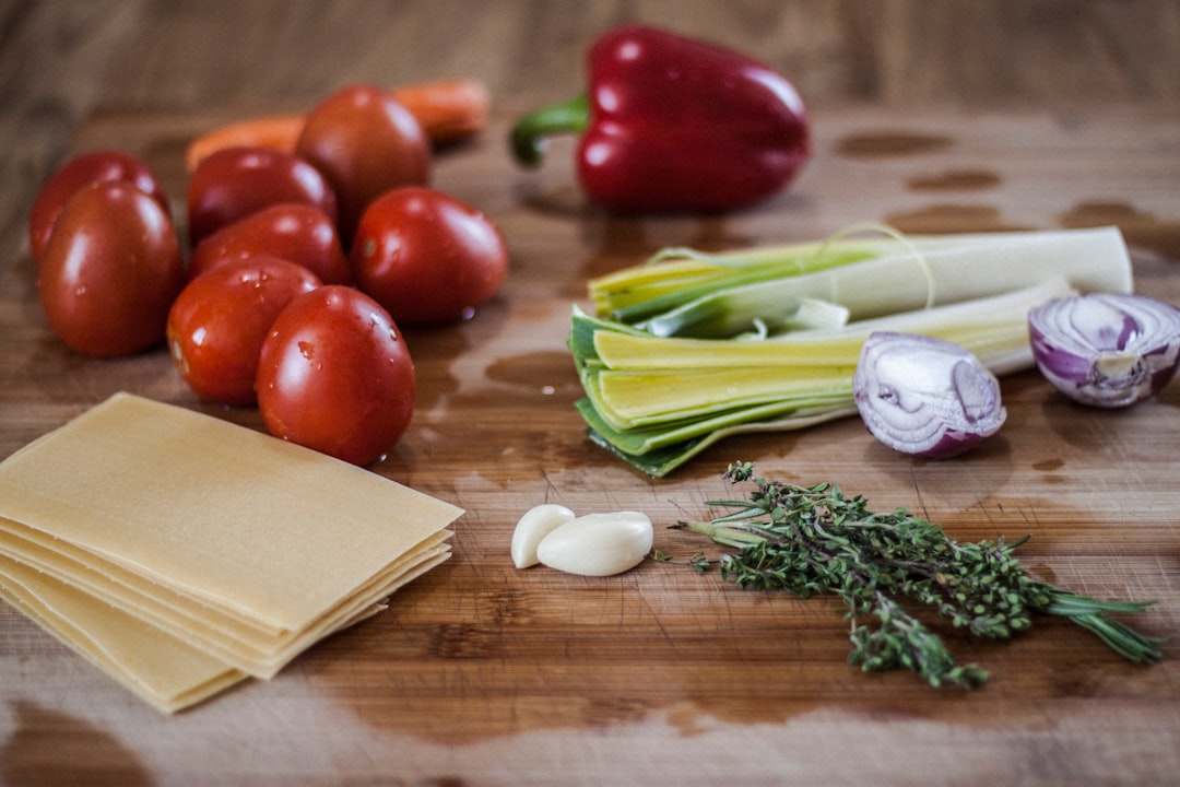 découvrez notre recette de lasagne savoureuse, un plat réconfortant et incontournable de la cuisine italienne. avec des couches de pâtes, une sauce riche à la viande et du fromage fondu, cette lasagne ravira vos papilles et celles de vos proches !