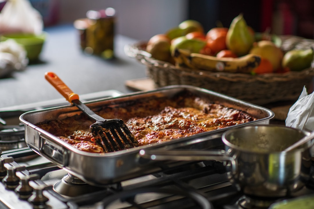 découvrez notre recette délicieuse de lasagne, un plat traditionnel italien composé de feuilles de pâtes savoureuses, de viande hachée, de sauce tomate et de fromage fondant. parfaite pour un dîner en famille ou entre amis, cette lasagne ravira vos papilles et deviendra un incontournable de votre cuisine.