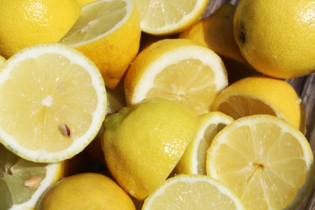 découvrez tout sur le citron : ses bienfaits pour la santé, ses utilisations en cuisine et des recettes rafraîchissantes à base de citron. apprenez à intégrer ce fruit acide et vitaminé dans votre alimentation pour une vie plus saine.