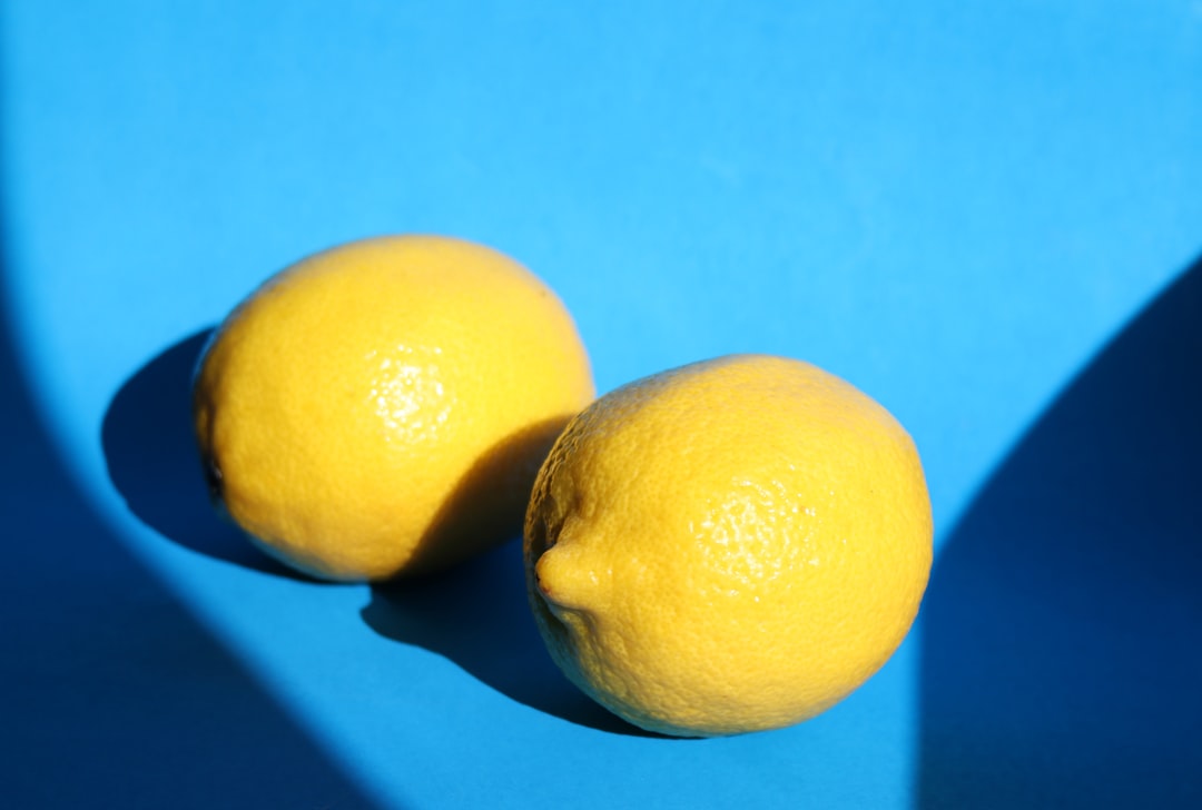 découvrez la recette classique de la tarte au citron, un dessert rafraîchissant aux saveurs acidulées et sucrées. apprenez à préparer cette délicieuse pâtisserie qui ravira vos convives à chaque bouchée.