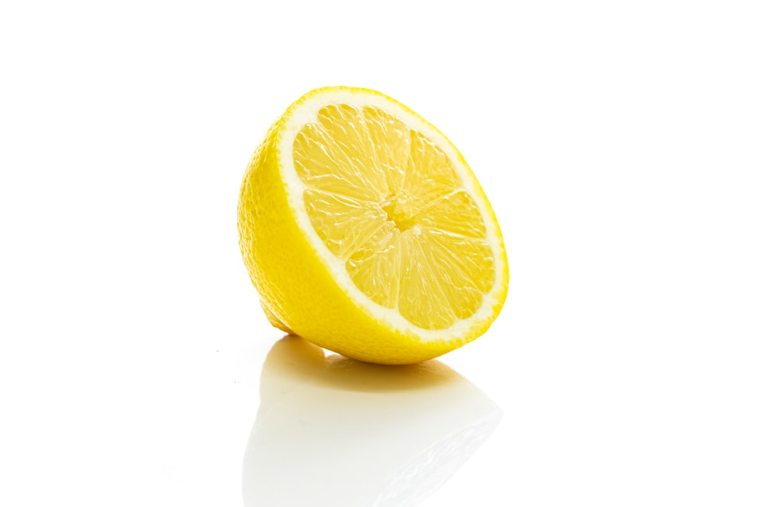 découvrez notre délicieuse recette de tarte au citron, alliant la douceur d'une pâte sablée et l'acidité rafraîchissante d'une crème au citron. parfaite pour éblouir vos invités ou simplement pour vous faire plaisir, cette tarte saura régaler vos papilles lors de toutes vos occasions.