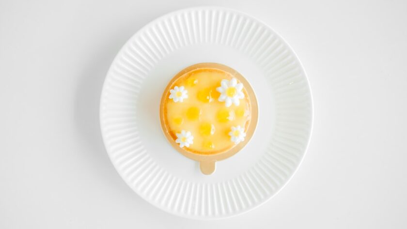 découvrez notre délicieuse tarte au citron, un dessert classique qui allie une pâte sablée dorée et une garniture crémeuse au citron. parfaite pour ravir vos papilles avec sa fraîcheur et son équilibre entre acidité et douceur. un incontournable pour les amateurs de pâtisserie!