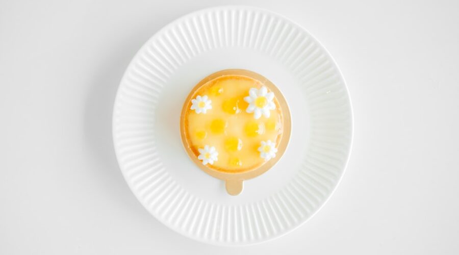 découvrez notre délicieuse tarte au citron, un dessert classique qui allie une pâte sablée dorée et une garniture crémeuse au citron. parfaite pour ravir vos papilles avec sa fraîcheur et son équilibre entre acidité et douceur. un incontournable pour les amateurs de pâtisserie!