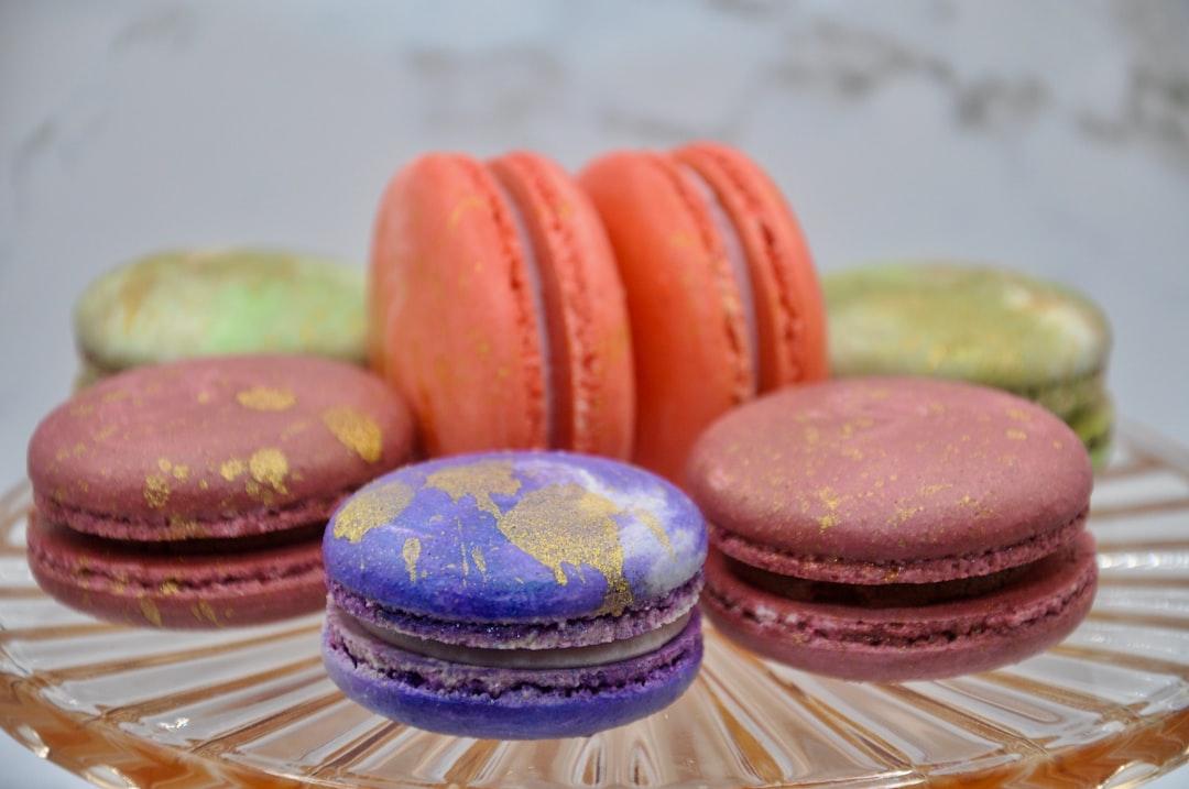 découvrez l'univers délicat des macarons, ces petites douceurs françaises au goût exceptionnel. parfaits pour les grandes occasions ou pour se faire plaisir, laissez-vous séduire par une gamme variée de saveurs et de couleurs qui émerveilleront vos papilles et égayeront vos desserts.