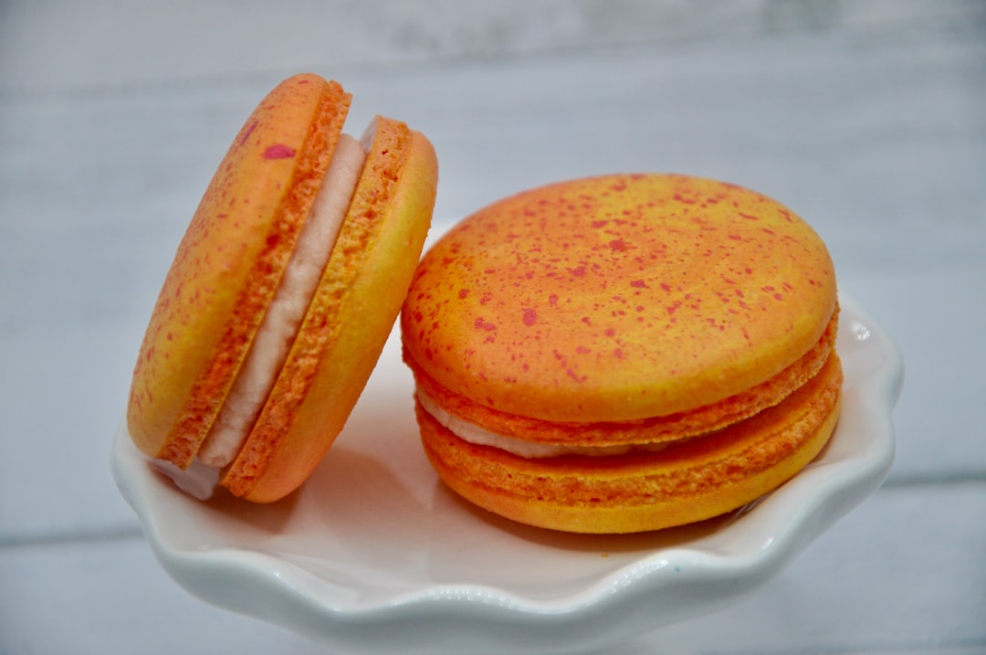 découvrez notre délicieuse sélection de macarons artisanaux, offrant une explosion de saveurs et de couleurs. parfait pour toutes les occasions, ces gourmandises sucrées raviront vos papilles avec leurs textures moelleuses et leurs crèmes onctueuses. commandez dès maintenant et ajoutez une touche de magie à vos célébrations !
