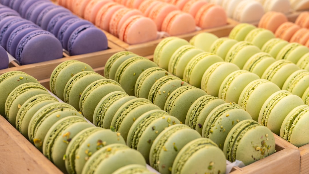 découvrez l'univers des macarons, ces délicieuses petites douceurs françaises aux couleurs et saveurs variées. apprenez à les réaliser chez vous avec nos recettes faciles et astuces pour des macarons parfaits à chaque fois.