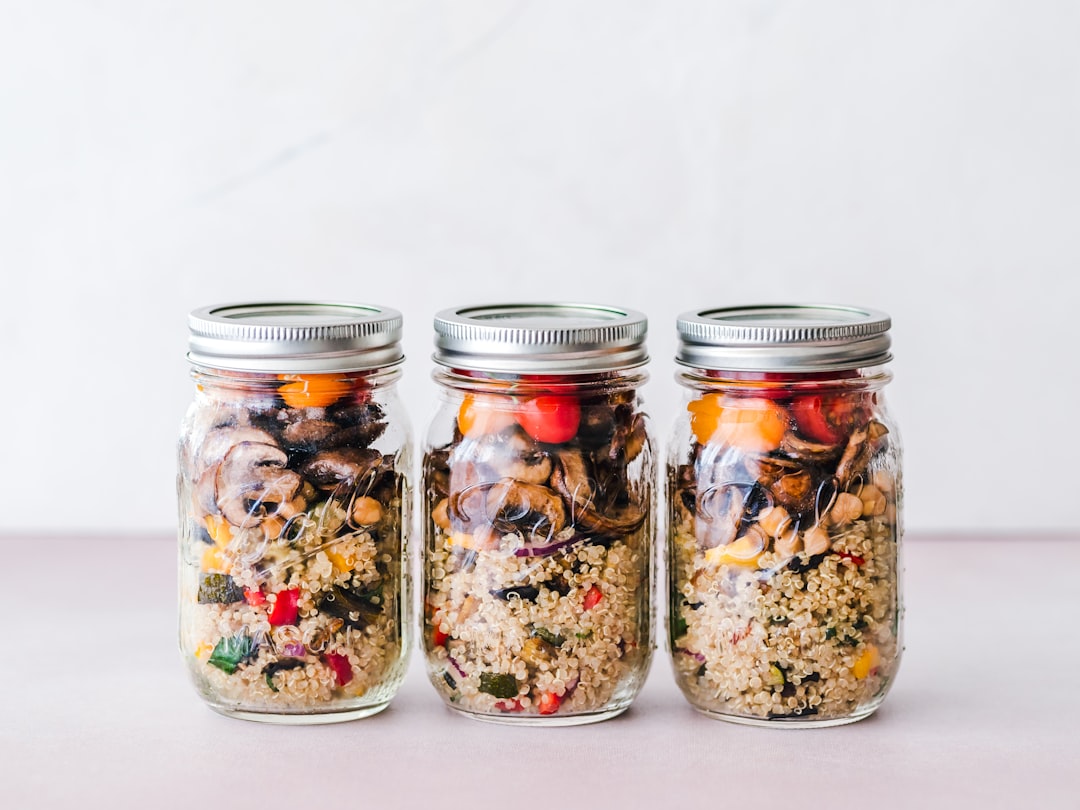 découvrez l'art du meal prep : planifiez, préparez et conservez vos repas pour gagner du temps et manger sainement tout au long de la semaine. des recettes simples, des conseils pratiques et des astuces nutritionnelles pour optimiser votre quotidien.