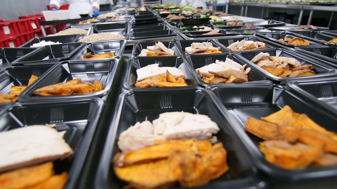 découvrez l'art du meal prep pour une alimentation saine et équilibrée. préparez vos repas à l'avance, gagnez du temps en cuisine et évitez le gaspillage alimentaire. adoptez des recettes variées et savoureuses qui correspondent à vos objectifs nutritionnels.