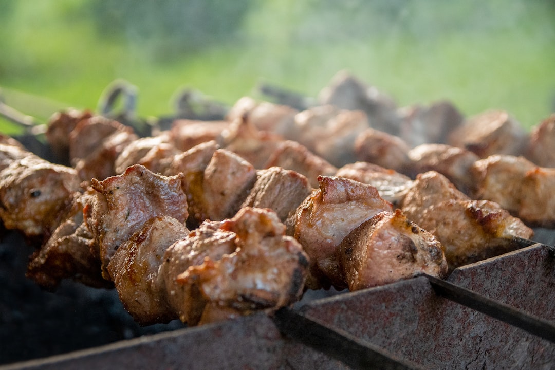 découvrez des conseils pratiques pour cuire la viande à la perfection ! que vous soyez amateur ou chef en herbe, nos astuces vous aideront à obtenir des morceaux tendres, juteux et savoureux à chaque fois.