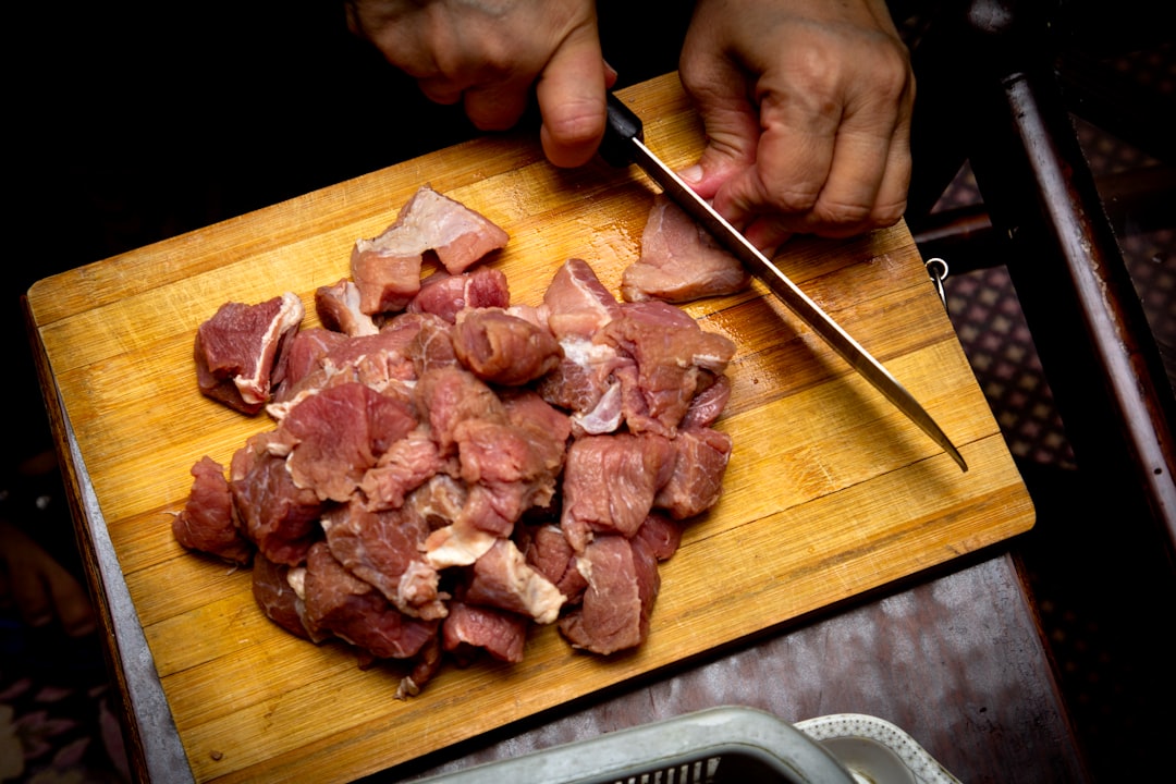découvrez des conseils pratiques et efficaces pour cuisiner la viande parfaitement. que vous soyez débutant ou cuisinier expérimenté, apprenez des techniques pour attendrir, assaisonner et cuire vos viandes à la perfection, afin de régaler vos convives à chaque repas.