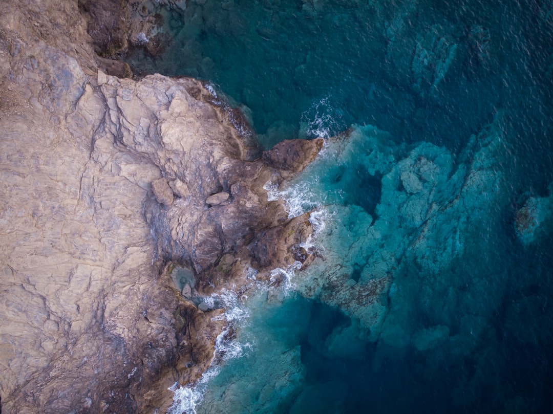 découvrez l'essence de la méditerranée : ses paysages envoûtants, sa cuisine délicieuse, et sa riche culture. plongez dans un voyage inoubliable à travers les plages ensoleillées et les traditions vibrantes de cette région emblématique.