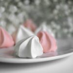 découvrez la légèreté et la douceur des meringues, ces délicieuses pâtisseries à base de blancs d'œufs montés en neige et de sucre. que ce soit en version croquante ou fondante, la meringue est l'ingrédient parfait pour agrémenter vos desserts. apprenez tout sur les différentes recettes et astuces pour réussir vos meringues à coup sûr !