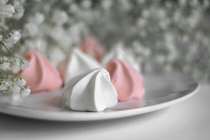 découvrez la légèreté et la douceur des meringues, ces délicieuses pâtisseries à base de blancs d'œufs montés en neige et de sucre. que ce soit en version croquante ou fondante, la meringue est l'ingrédient parfait pour agrémenter vos desserts. apprenez tout sur les différentes recettes et astuces pour réussir vos meringues à coup sûr !