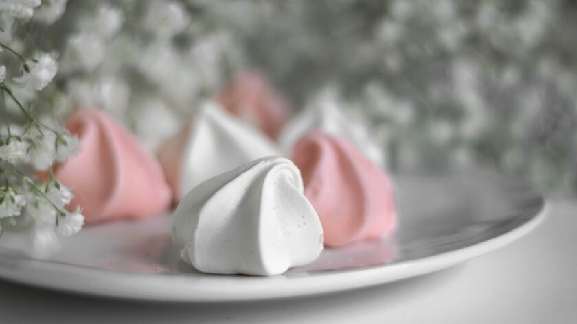 découvrez la légèreté et la douceur des meringues, ces délicieuses pâtisseries à base de blancs d'œufs montés en neige et de sucre. que ce soit en version croquante ou fondante, la meringue est l'ingrédient parfait pour agrémenter vos desserts. apprenez tout sur les différentes recettes et astuces pour réussir vos meringues à coup sûr !