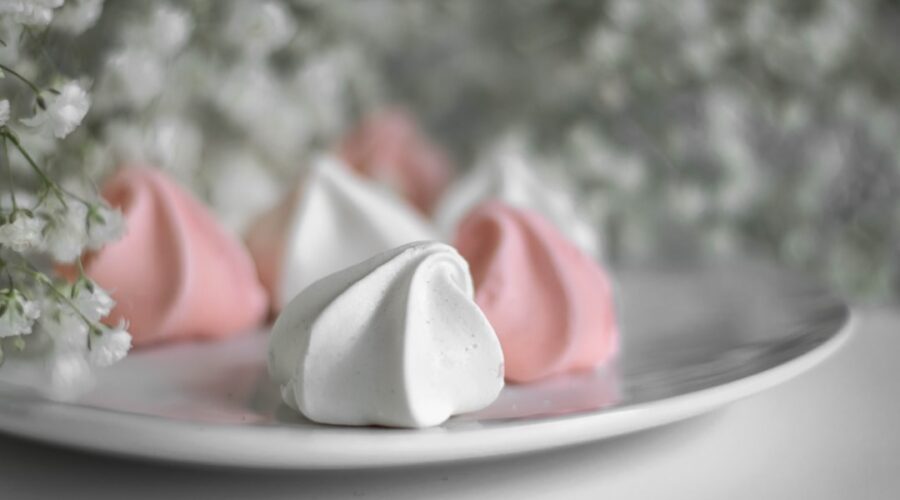 découvrez la légèreté et la douceur des meringues, ces délicieuses pâtisseries à base de blancs d'œufs montés en neige et de sucre. que ce soit en version croquante ou fondante, la meringue est l'ingrédient parfait pour agrémenter vos desserts. apprenez tout sur les différentes recettes et astuces pour réussir vos meringues à coup sûr !