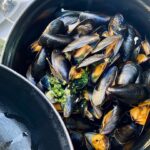 découvrez l'univers savoureux des moules, un délice marin à la fois tendre et rempli de saveurs. apprenez à les cuisiner de diverses façons, de la mouclade aux moules marinières, et explorez des recettes faciles et délicieuses pour ravir vos convives.