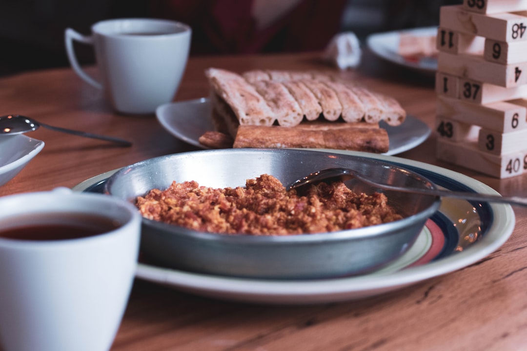 découvrez la recette parfaite de l'omelette, un plat simple et savoureux, idéal pour un petit-déjeuner nourrissant ou un dîner rapide. apprenez à préparer une omelette moelleuse, agrémentée d'ingrédients variés pour séduire tous les palais.
