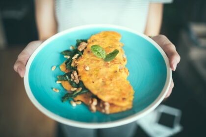 découvrez toutes les astuces pour préparer une omelette parfaite : des recettes classiques aux variations créatives, apprenez à cuisiner ce plat savoureux et rapide à réaliser.