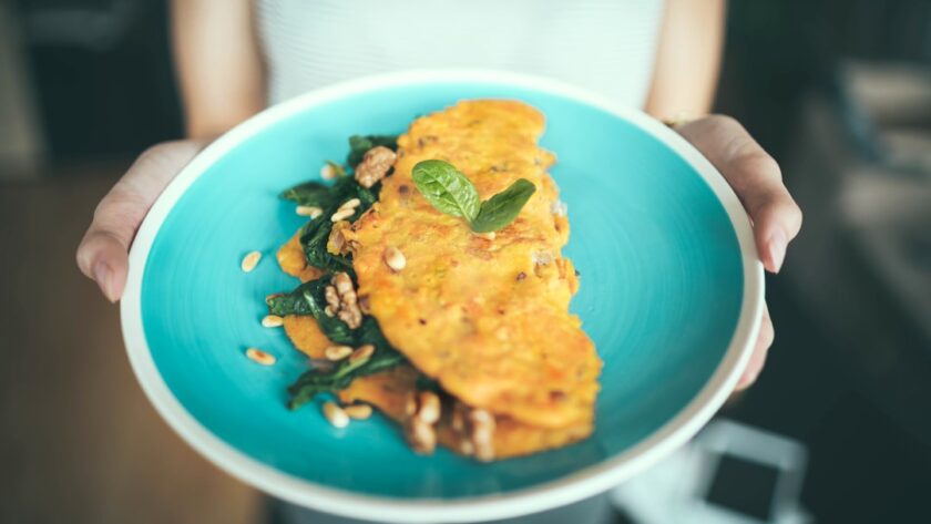 découvrez toutes les astuces pour préparer une omelette parfaite : des recettes classiques aux variations créatives, apprenez à cuisiner ce plat savoureux et rapide à réaliser.