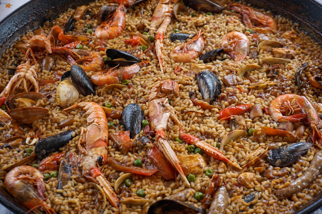 découvrez la recette authentique de la paella, un plat espagnol de riz savoureux, cuit avec des fruits de mer, du poulet et des légumes frais. parfait pour régaler vos invités lors de vos repas en famille ou entre amis. apprenez à maîtriser les secrets de cette spécialité culinaire méditerranéenne!